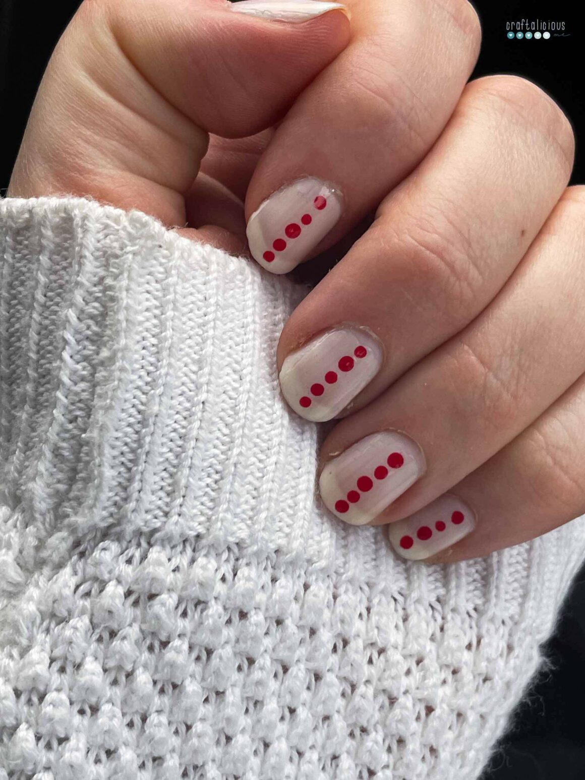 festive nails dots