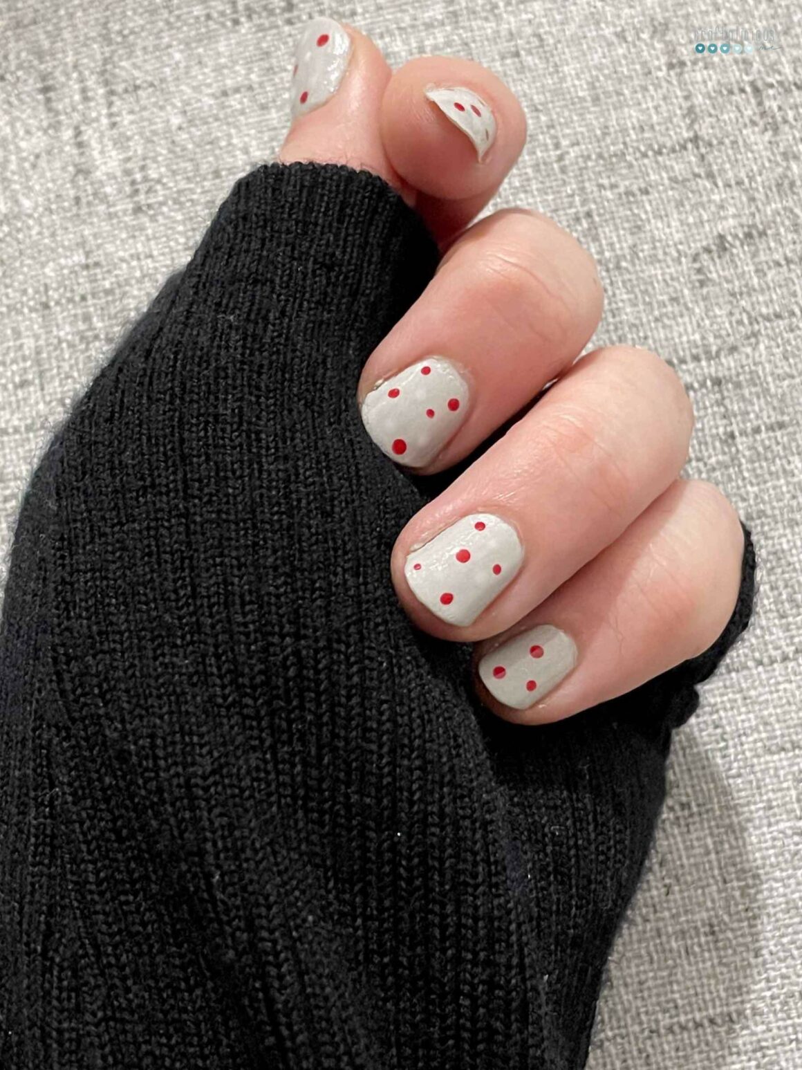 festive nails polka dot